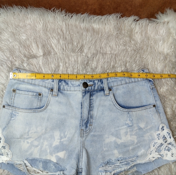 Free People Lace Distressed Denim Shorts Size 30 - Picture 10 of 12